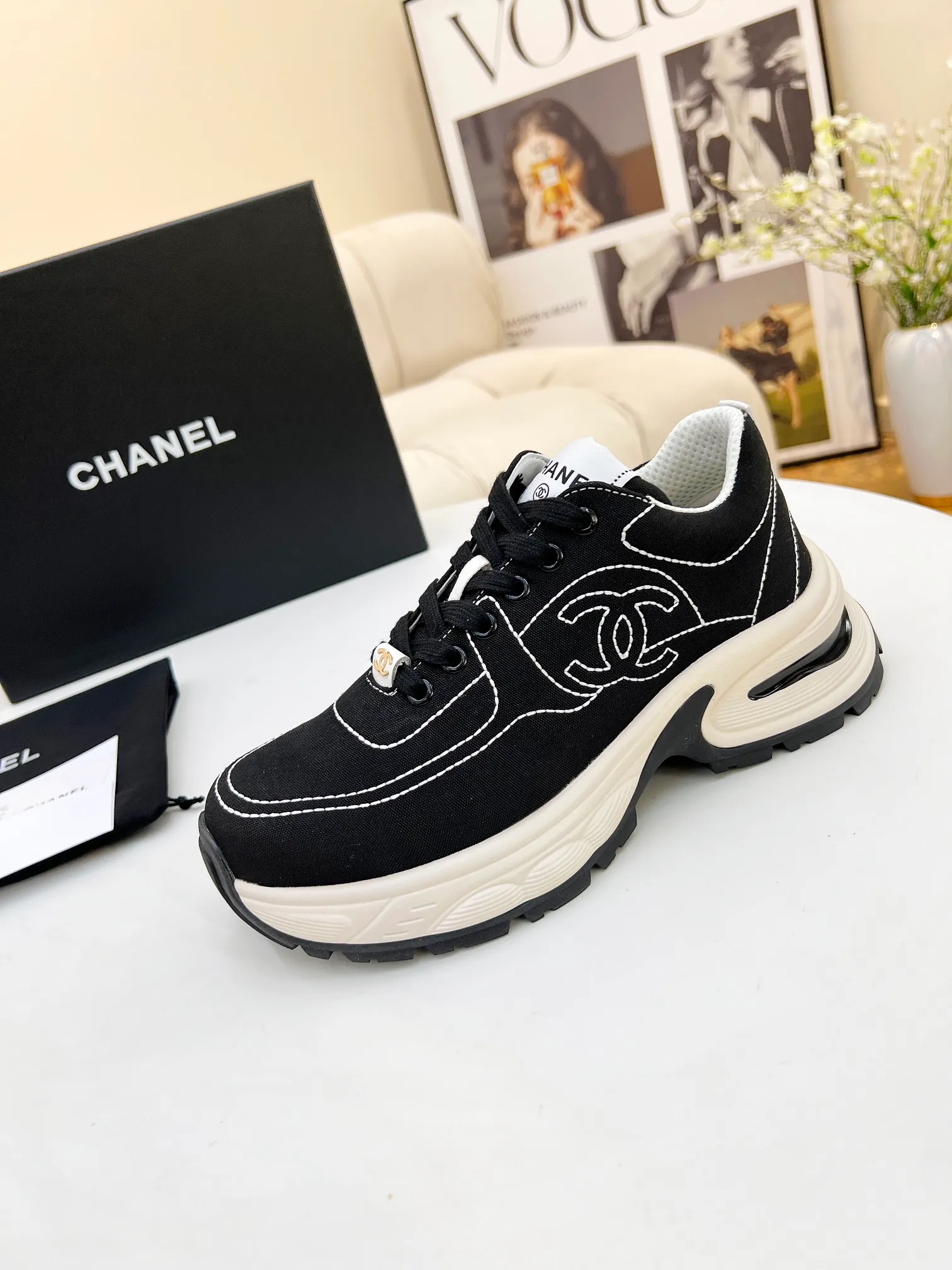👟👟Ex-factory price 500👟👟 Cloth CHANEL 25C new casual shoes for early spring vacation. A pair of comfortable shoes can reduce the fatigue on your feet. The new style is very versatile, whether it is daily wear or a sister party. It can be easily used for commuting in the workplace, outdoor sports and various occasions. It can increase the height, straighten the legs, modify the shape of the feet, is comfortable and comfortable without rubbing the feet, and has good breathability. It can also be worn in summer. Office workers can also easily own it when wearing it. The fabric is pebbled cowhide + plaid pad to show off sheepskin. The original open-molded rubber foam outsole! size: 35-40 (41 customized, non-refundable and non-exchangeable)